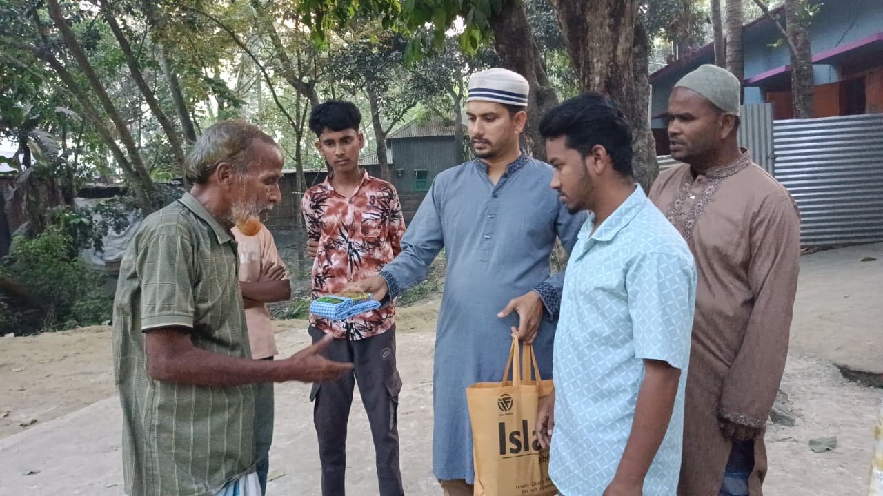 ঈদ মানেই আনন্দ… কিন্তু সেই আনন্দ কি সবার ঘরে সমানভাবে পৌঁছে? এই প্রশ্নের বাস্তব উত্তর খুঁজতে এগিয়ে এসেছেন এক মানবিক মানুষ। বেলকুচি উপজেলা-র কান্দাপাড়া গ্রাম-এ নিজ অর্থায়নে অসহায়দের মাঝে ঈদ সামগ্রী বিতরণ করেছেন মো. ফরিদুল ইসলাম।