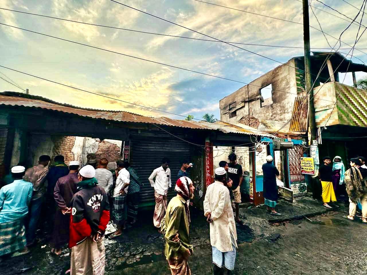 পটুয়াখালীর বাউফলে গভীর রাতে ভয়াবহ অগ্নিকাণ্ড। বাউফল-এর ব্যবসায়িক এলাকার অন্তত ১১টি দোকান ক্ষতিগ্রস্ত হয়েছে। প্রাথমিক তথ্য অনুযায়ী, ক্ষয়ক্ষতি প্রায় ২ কোটি টাকার।