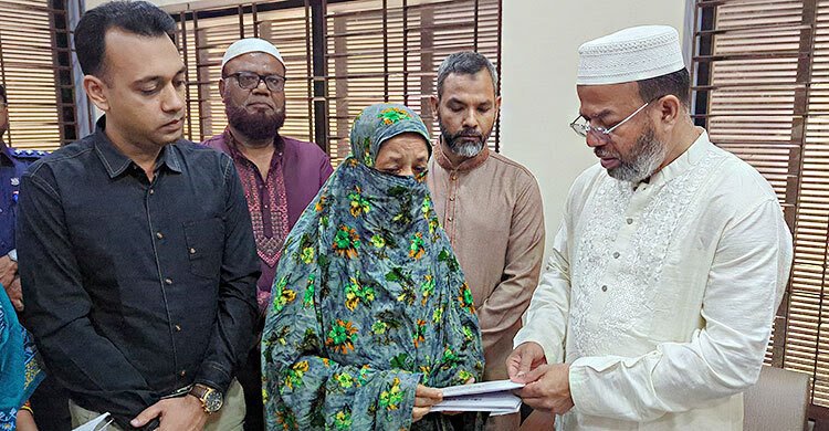 মর্মান্তিক সড়ক দুর্ঘটনায় যখন একের পর এক পরিবার হারিয়েছে তাদের প্রিয়জন, তখন সেই শোকাহত মানুষের পাশে দাঁড়িয়েছে রাষ্ট্র ও মানবিক উদ্যোগ। বাগেরহাটের রামপালে মোংলা-খুলনা মহাসড়কে ভয়াবহ দুর্ঘটনায় নিহতদের পরিবারের মাঝে আর্থিক সহায়তা প্রদান করেছে নৌবাহিনী ও জেলা প্রশাসন।