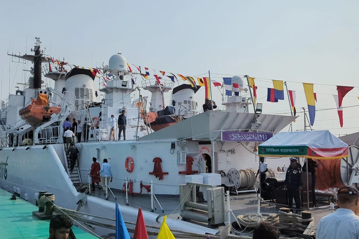 মহান স্বাধীনতা ও জাতীয় দিবস উপলক্ষে বাগেরহাটের মোংলায় বাংলাদেশ নৌবাহিনী ও কোস্ট গার্ডের যুদ্ধজাহাজ সাধারণ দর্শনার্থীদের জন্য উন্মুক্ত রাখা হয়েছে। ব্যতিক্রমধর্মী এই উদ্যোগে বিপুলসংখ্যক মানুষ অংশ নিয়ে দেশের সমুদ্র প্রতিরক্ষা ব্যবস্থার সঙ্গে সরাসরি পরিচিত হওয়ার সুযোগ পান।